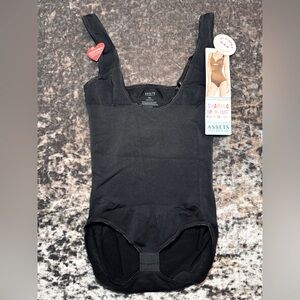 SPANX Assets Remarkable Results Open-bust Panty Bodysuit.
Size XL, color Black
